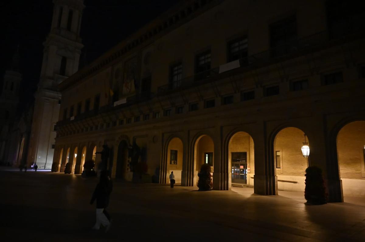 El Ayuntamiento de Zaragoza sin luz, en la tarde de este sábado.