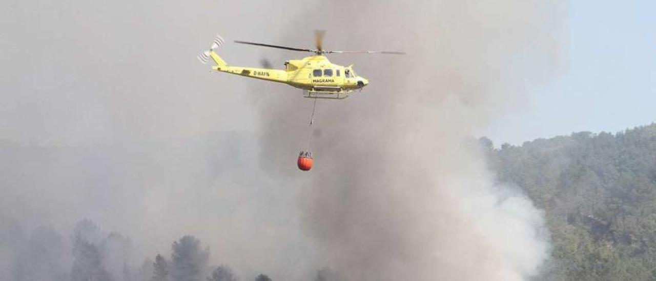 Un hidroavión, en un incendio en la parroquia de Vilariño en la ciudad de Ourense. // B.L.