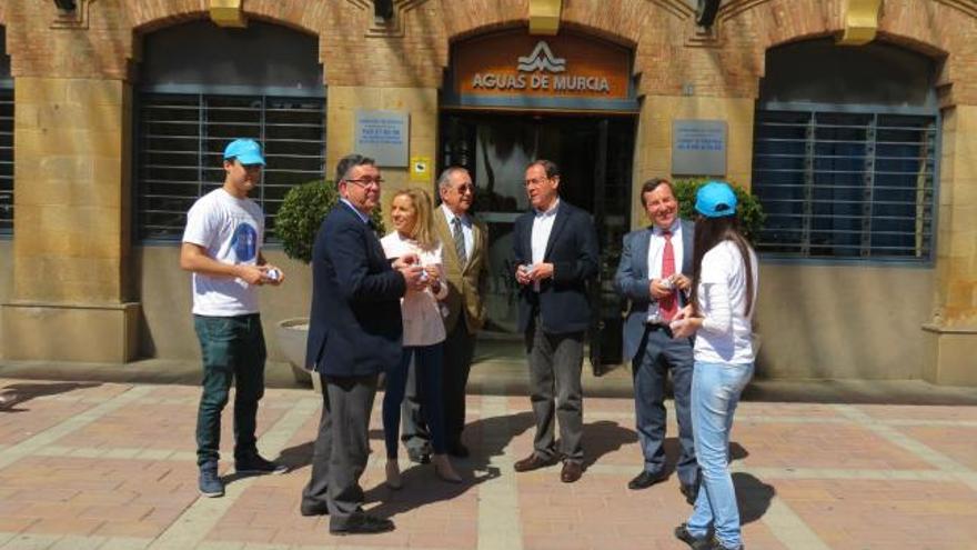 El Alcalde de Murcia junto al Director General de Aguas de Murcia y miembros del Consejo de Administración recibiendo el obsequio