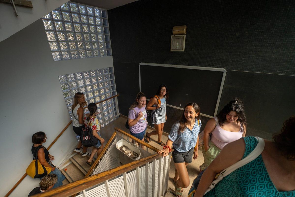 Las docentes de la escuela Miralletes en Barcelona, este lunes.