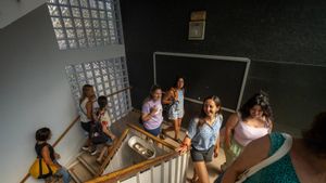 Las docentes de la escuela Miralletes en Barcelona, este lunes.