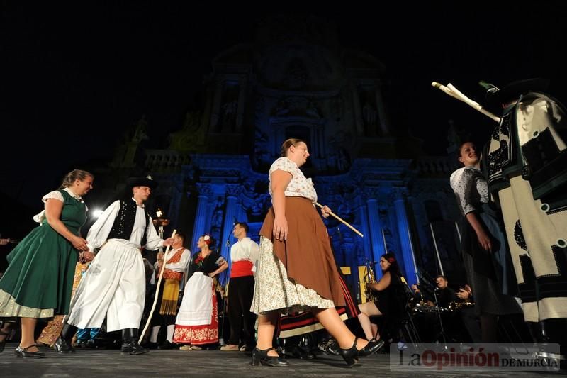 La Antorcha de la Amistad y el Moneo brillan en colores con motivo de este Festival Internacional de Folclore