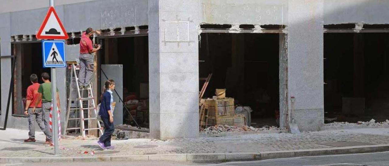 Obreros trabajando en el acondicionamiento de un nuevo inmueble en el centro de Bueu. // Gonzalo Núñez