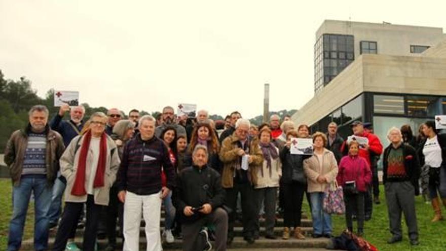 Els manifestants es van concentrar a davant de l&#039;hospital.