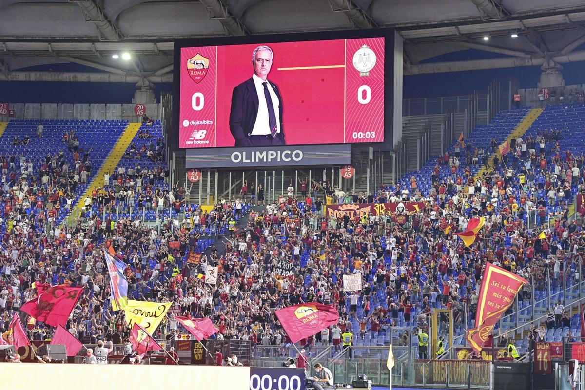 Los aficionados del Roma en el estadio olímpico de la capital italiana.