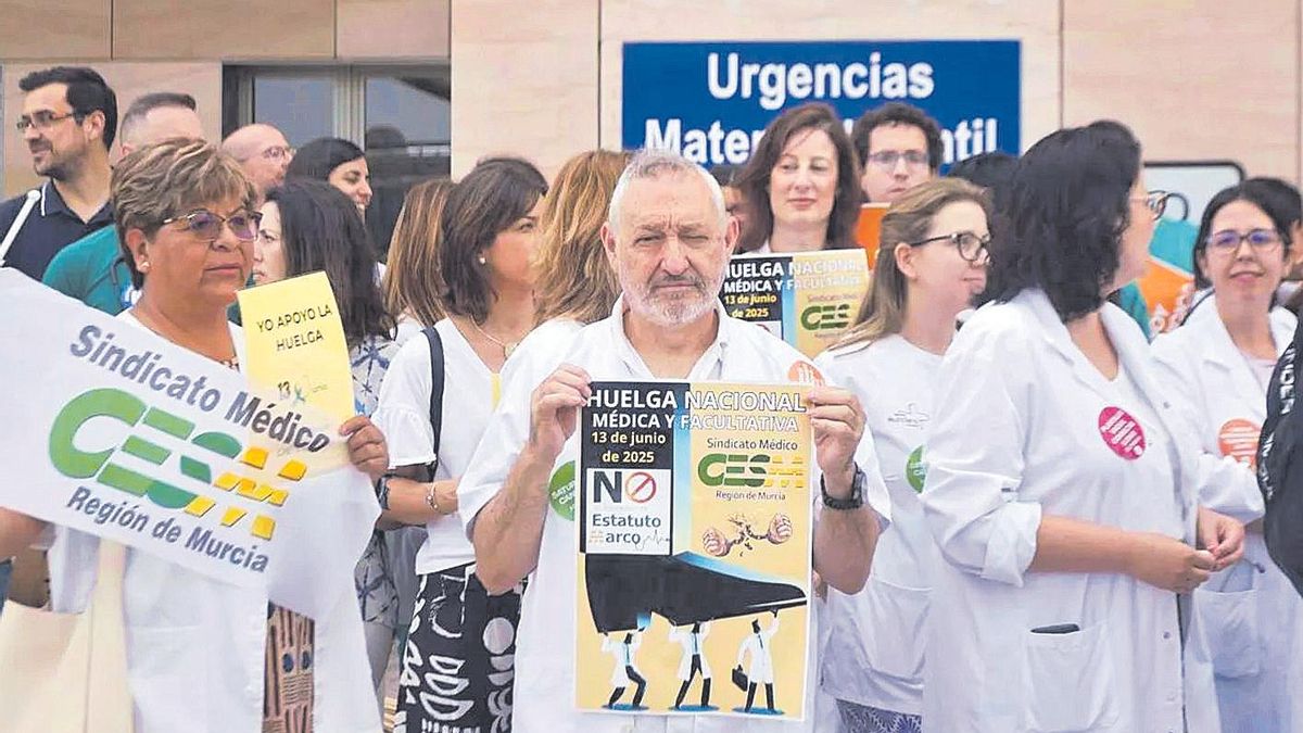 Plante de médicos en el hospital Santa Lucía de Cartagena