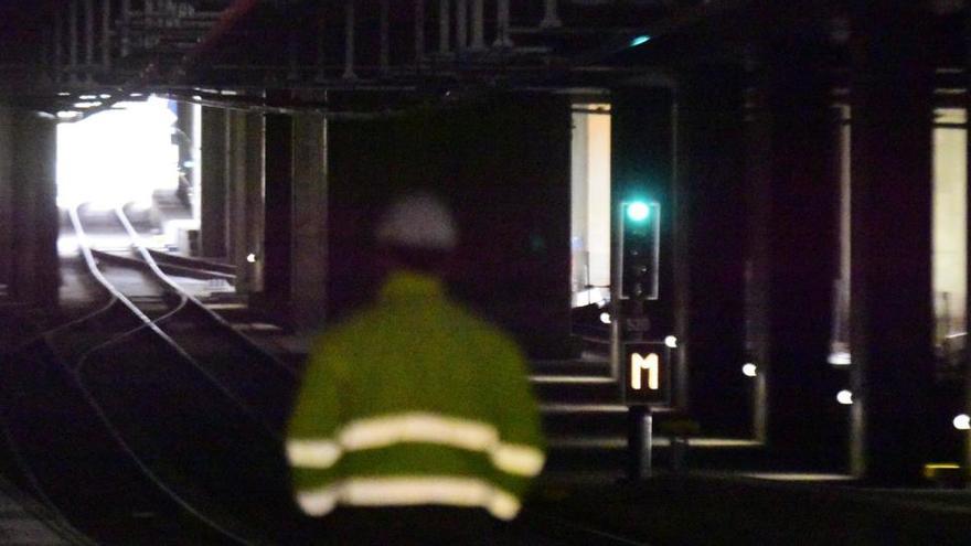 Un trabajador en un túnel ferroviario.