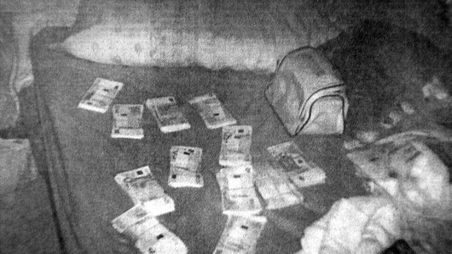 Fajos de billetes encontrados en el armario de la casa. / REP. G. NÚÑEZ