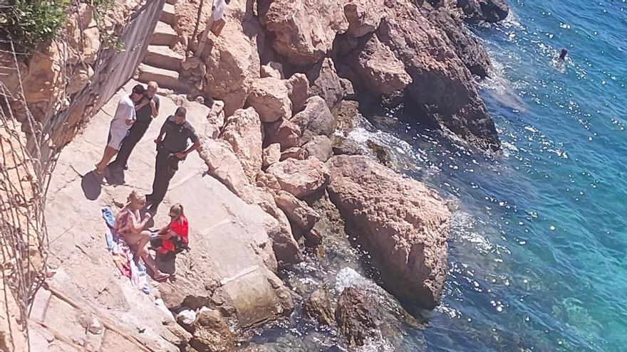 Los bomberos de Ibiza rescatan a una excursionista con una lesión en el tobillo
