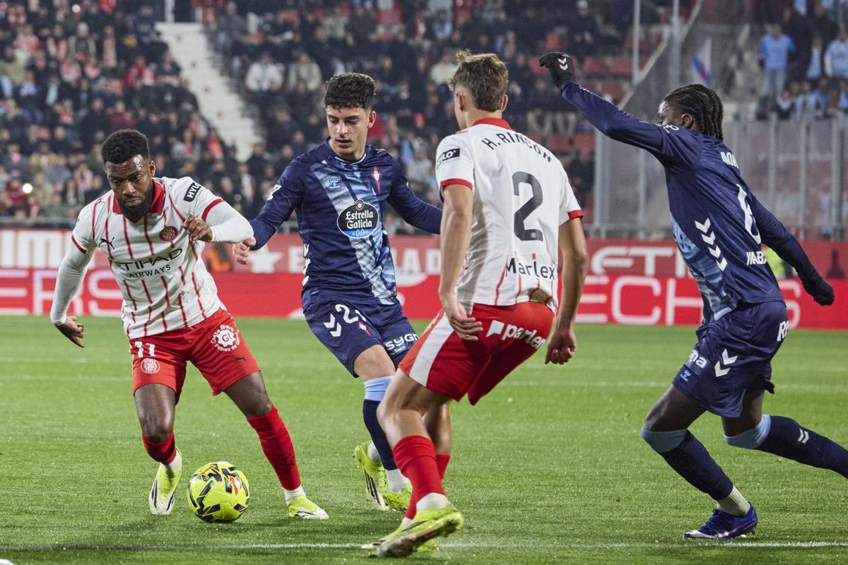 Thomas Lemar i Hugo Rincón, en una jugada del Girona-Celta de diumenge a l’estadi de Montilivi.