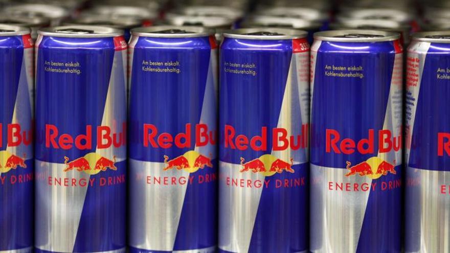 Una lata de Red Bull tiene 80 miligramos de cafeína.