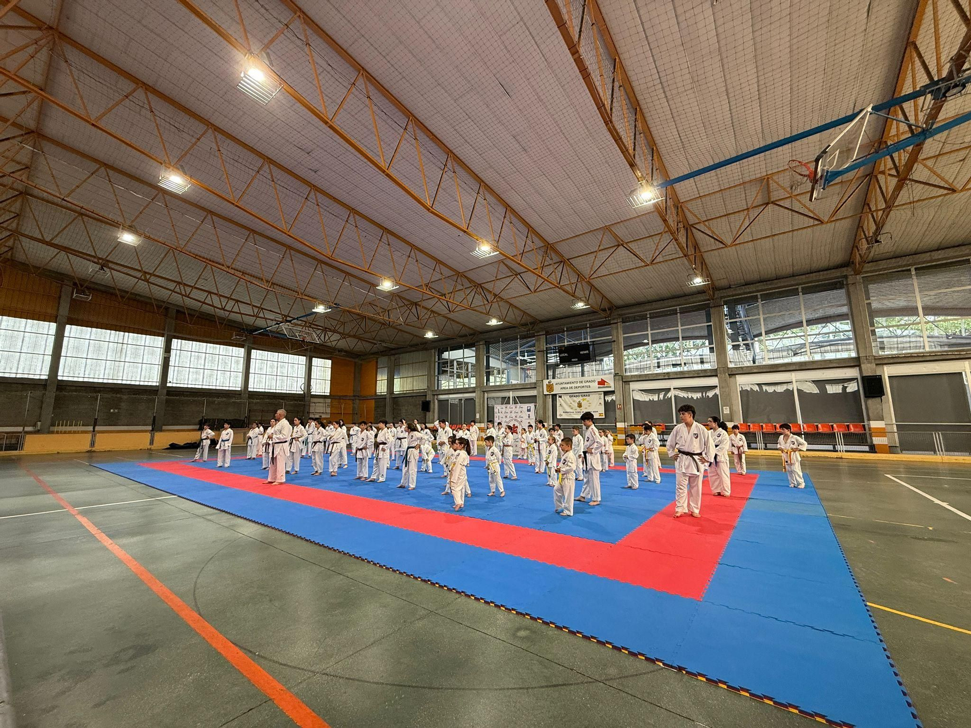 Los karatecas del Gimnasio Lino cierra temporada con una exhibición abierta en Grado
