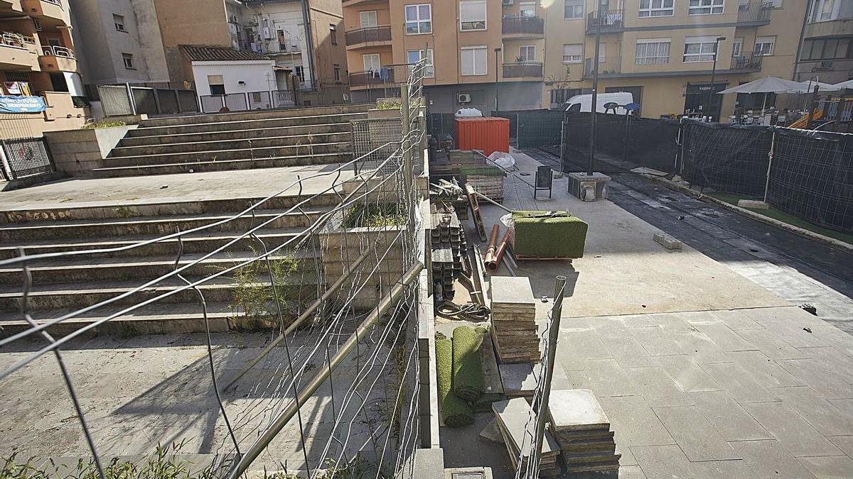 Les obres que s’estan duent a terme per reparar els degoters de la plaça Pallach, aquesta setmana. | MARC MARTÍ