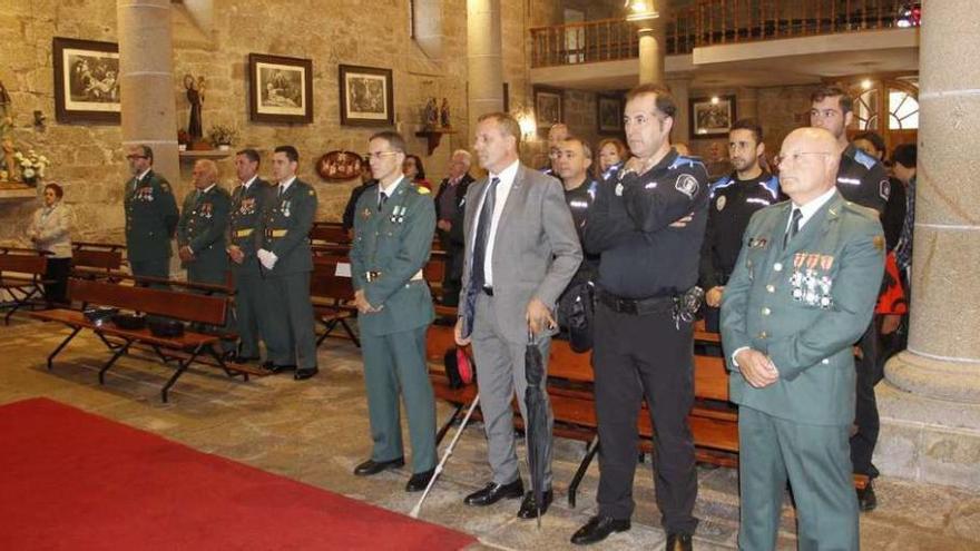 Guardia Civil de Marín en la iglesia de Bueu, con el edil Fidel Castro y el jefe de la Policía Local. // Santos A.