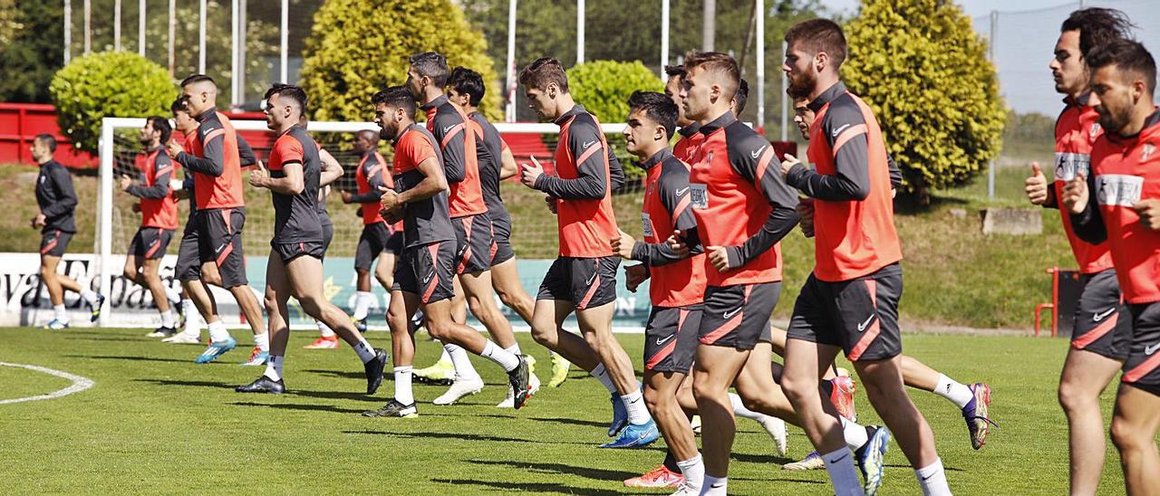 La plantilla del Sporting, durante el entrenamiento de ayer en Mareo.