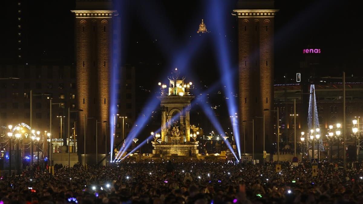 Fiesta de fin de año en la avenida de Maria Cristina de Barcelona