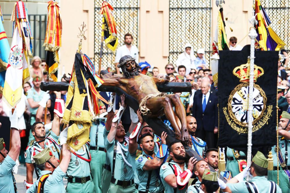 El traslado del Cristo de la Buena Muerte a cargo de la Legión volvió a congregar a numeroso público en la explanada de Santo Domingo