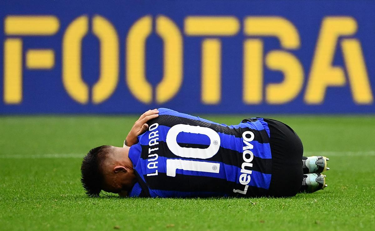 Lautaro se duele de un golpe en el Inter-Roma en San Siro.