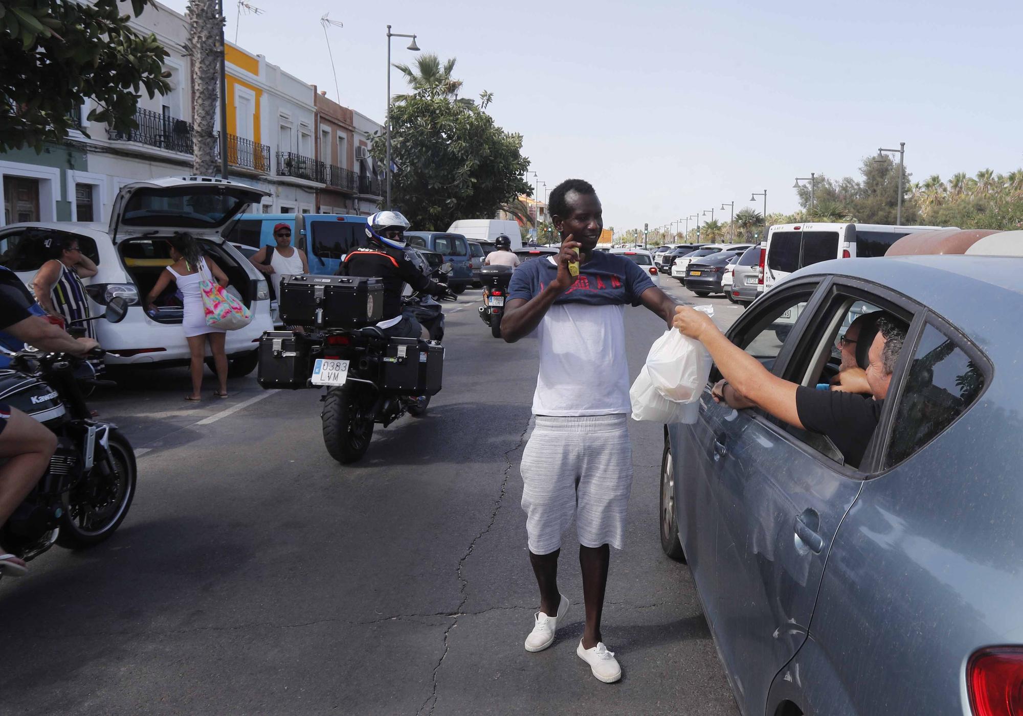 Amigos de la calle reparte comida en ocho rutas ante el incesante calor.