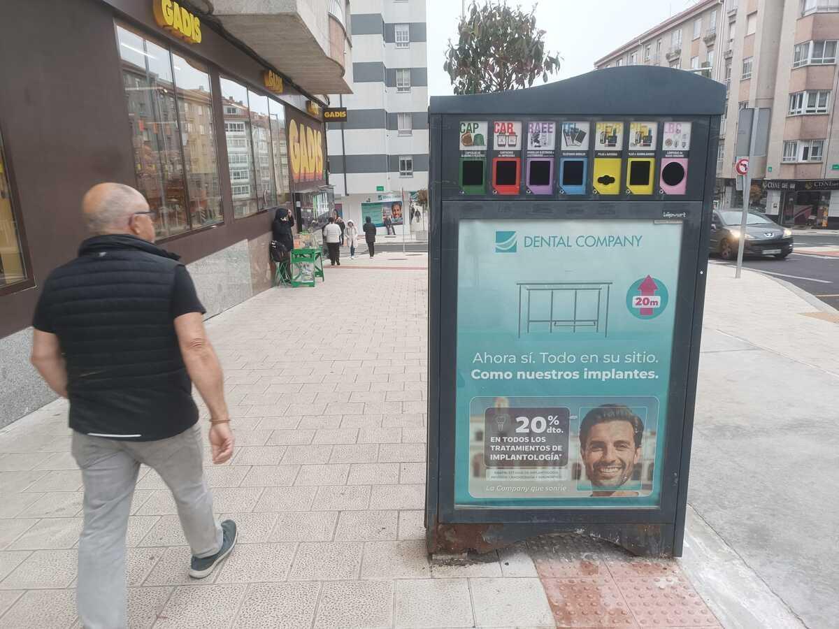 Campaña de Dental Company en el centro de Milladoiro que alude al estado de las nuevas marquesinas