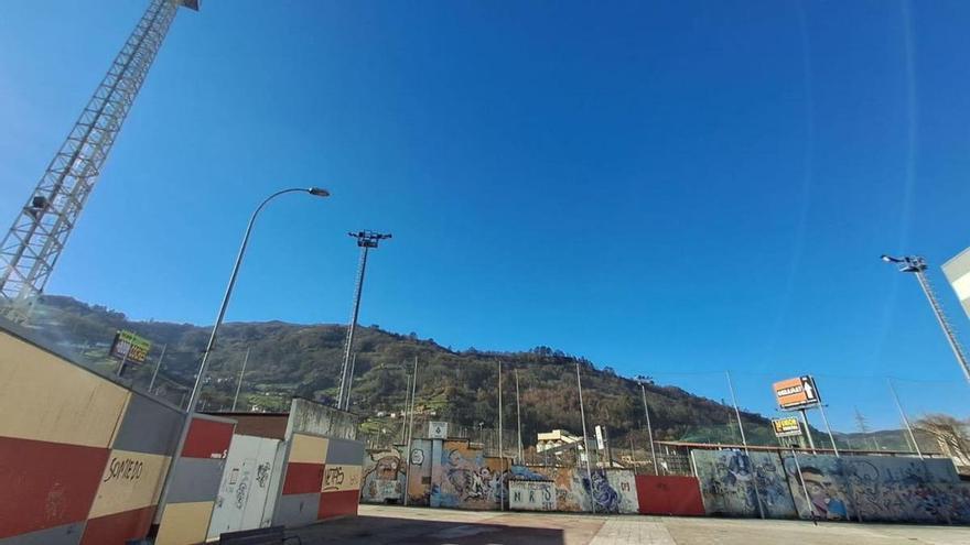 Los campos de fútbol de Mieres estrenan iluminación para ahorrar y jugar de noche