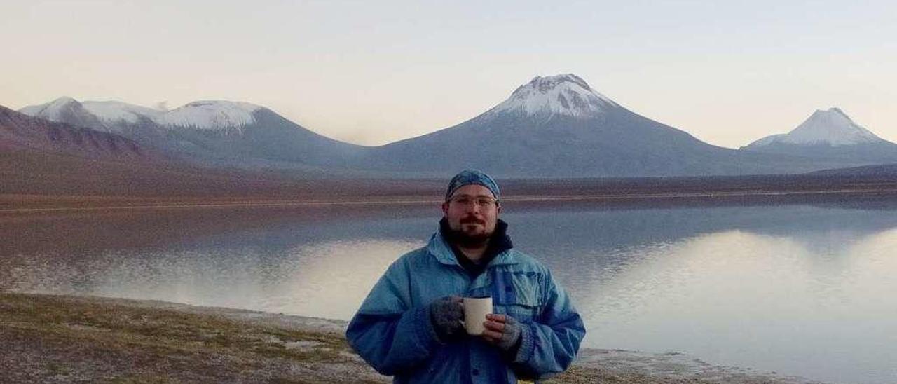 El biólogo vigués, en el impresionante paraje de San Pedro de Atacama.