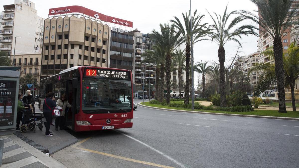 Un autobús de una línea urbana, a su paso por Luceros.