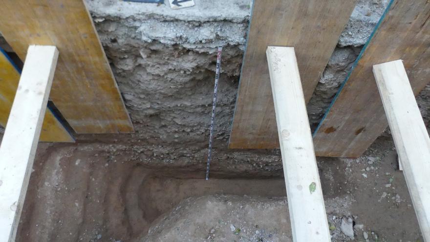 Las obras en la calle San Vicente sacan también restos de la calzada romana