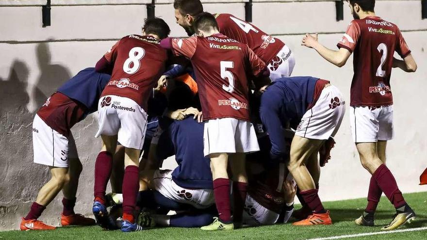 Los jugadores del Pontevedra celebran el gol de Álex González en el partido disputado ayer en El Clariano. // Área 11