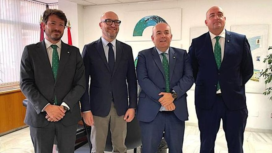 Foto de familia de la firma de la operación entre Eurocaja Rural y el Ayuntamiento de Murcia.