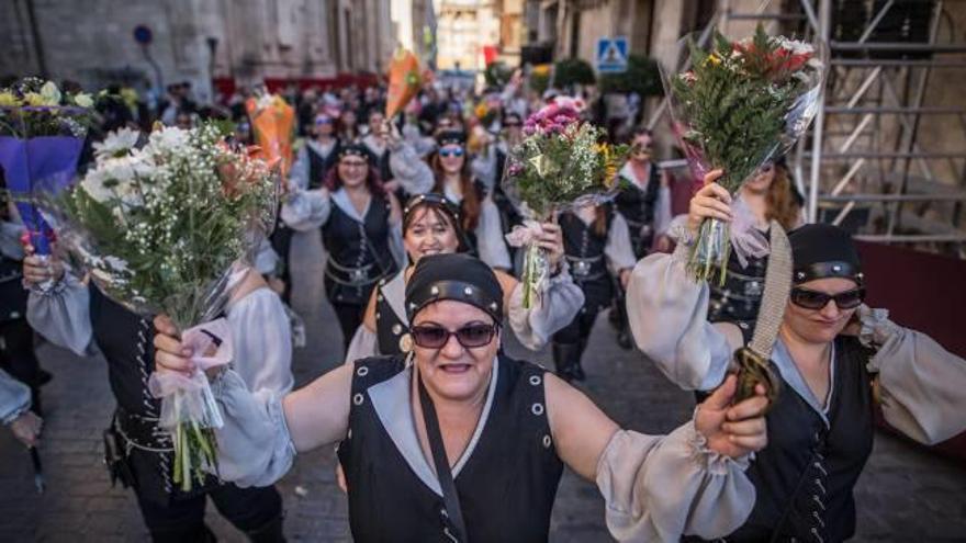 Miles de flores llenan las calles en la ofrenda floral.