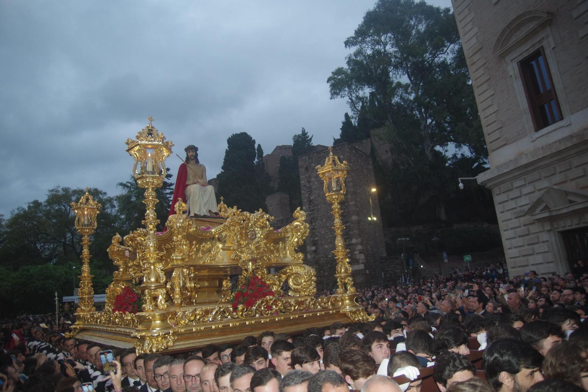 Imagen de la cofradía de Estudiantes, una de las dos únicas que procesionó este Lunes Santo de 2024.
