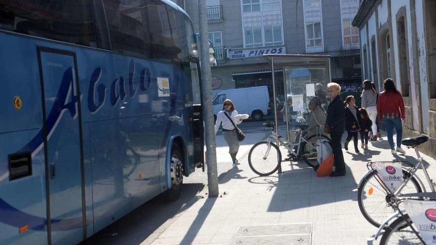 El servicio de Benito Abalo al hospital saldrá de la estación de autobuses y tendrá una parada en O Cavadelo. // Noé Parga