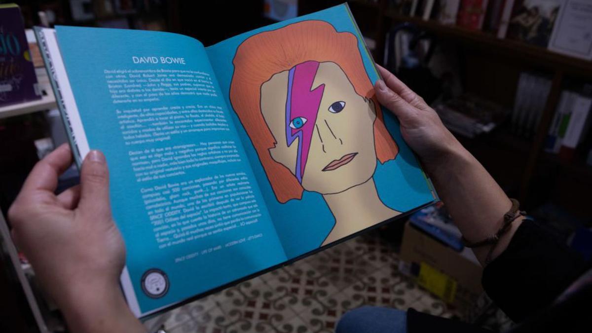 Detalle del interior del libro, con el capítulo de David Bowie. | Ana Burrieza