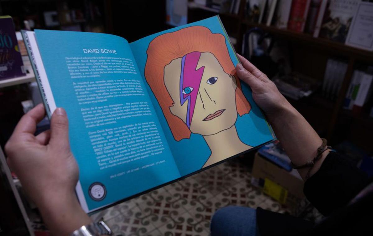Detalle del interior del libro, con el capítulo de David Bowie. | Ana Burrieza