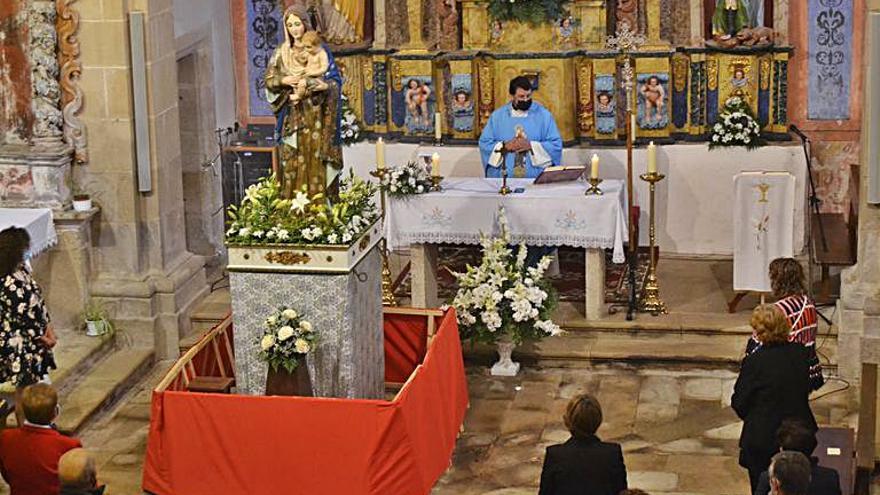 El Arcipreste Jorge Flórez oficia la santa misa en La Tuiza. | A. S.