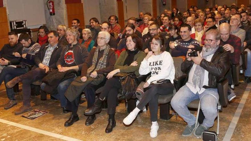 Público asistente al Club Faro , que conversó con miembros y exmiembros de Los Suaves.