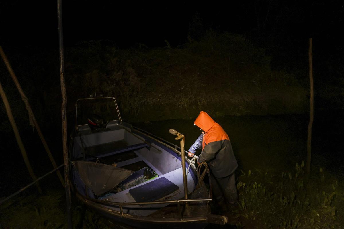 Las solitarias y duras noches de los anguleros de Asturias