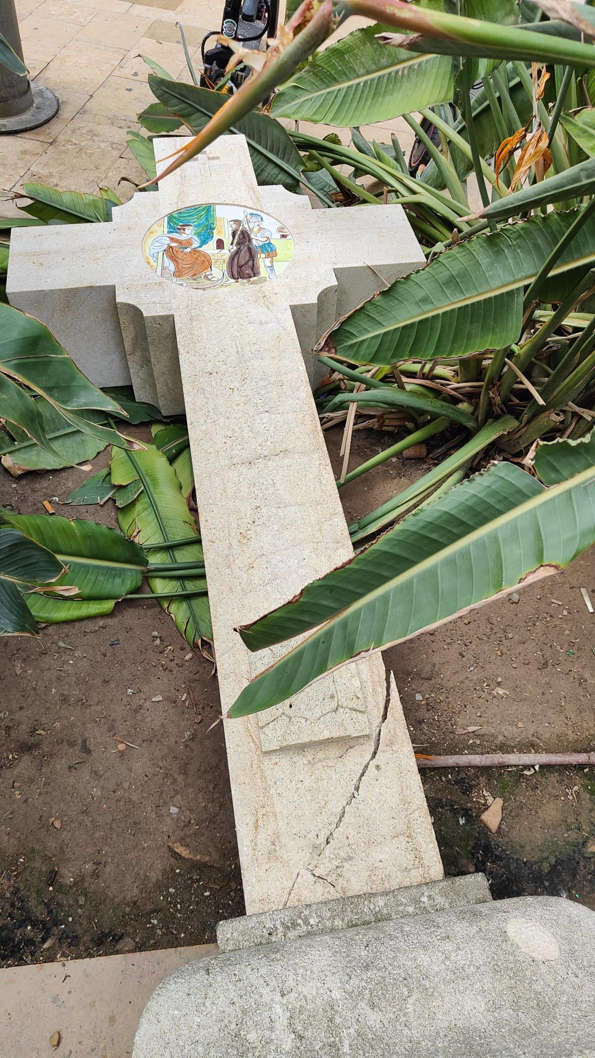 Detalle de los daños sufridos por la cruz.