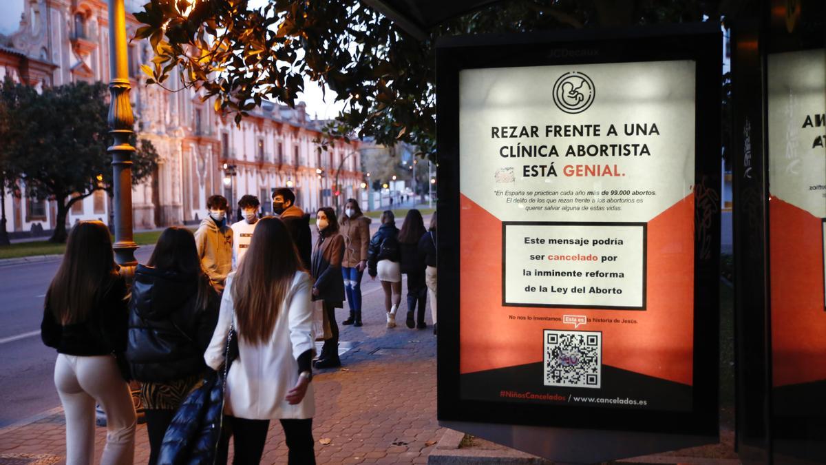 Publicidad sobre el aborto en marquesina de autobús frente a Diputación de Córdoba.