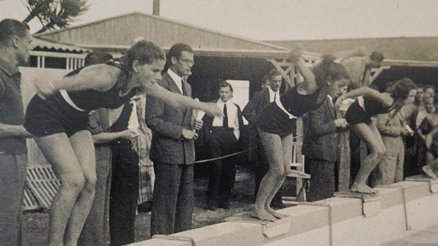 Tres deportistas saltan a la antigua piscina del CN Metropole en lo que hoy sería el aparcamiento.