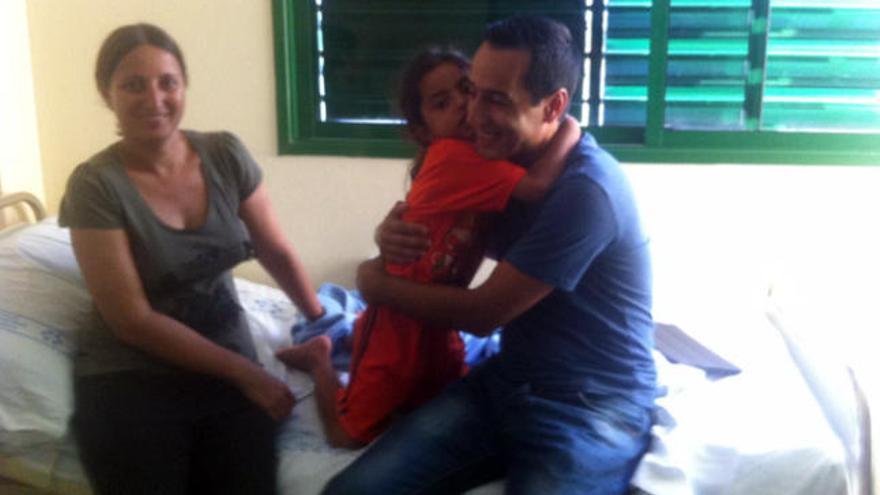 Hartjinder Kaur junto a su hijo Shehnaz Preet y el concejal David Rodríguez, ayer, en el Hospital General de Lanzarote. | lp / dlp