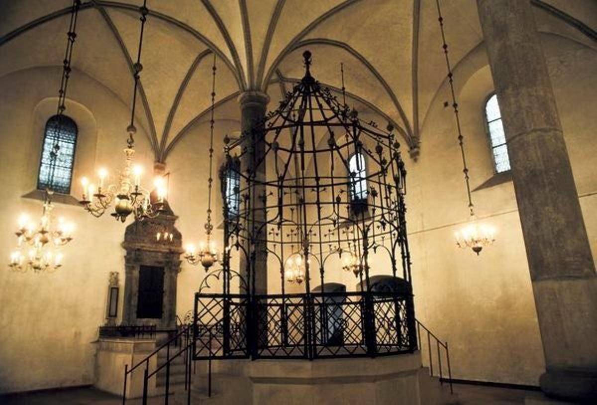 Interior de la antigua Sinagoga gótica del siglo XVI en el distrito de Kazimierz