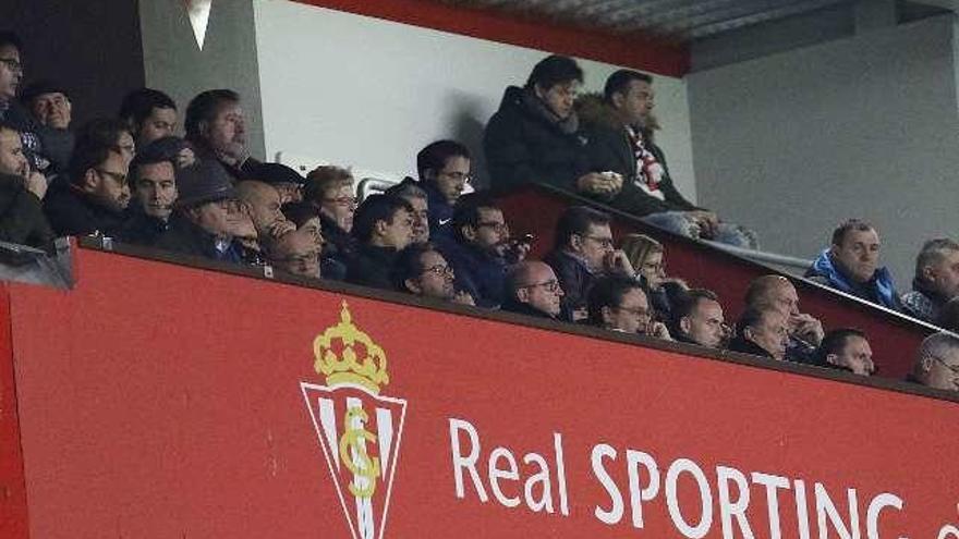 Palco de autoridades, con Javier Fernández en el centro en la primera fila.