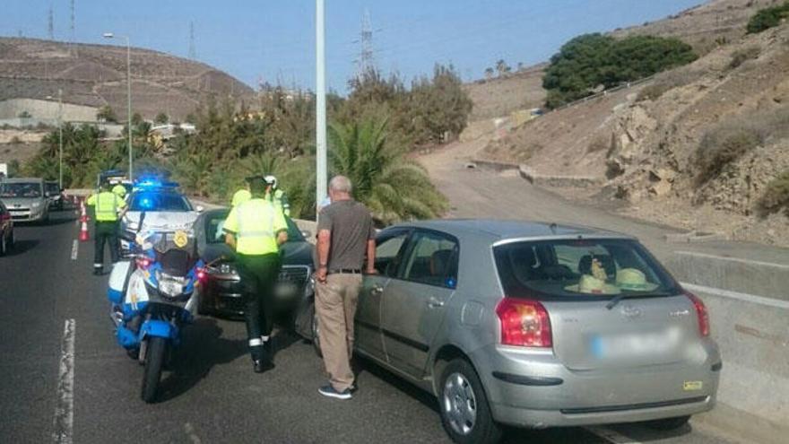 Un conductor, a punto de provocar un accidente al circular en sentido contrario