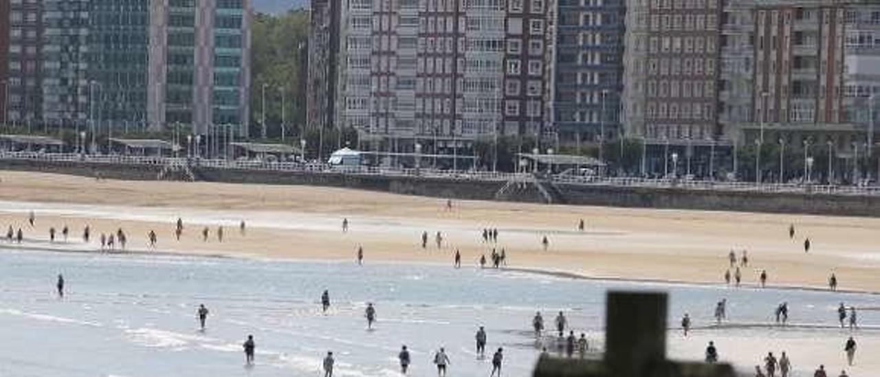 La playa de San Lorenzo, ayer.