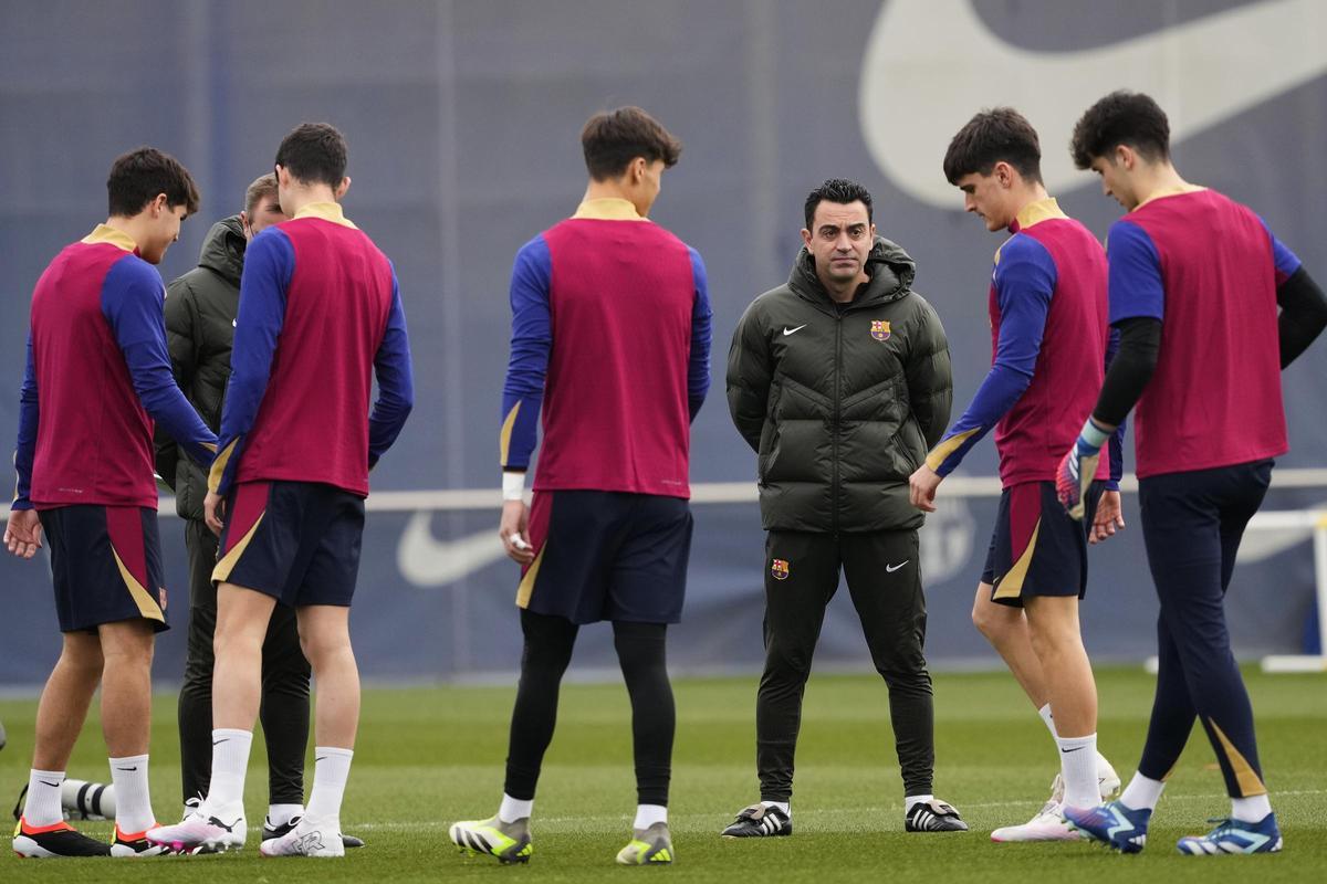 Xavi, con los jugadores, en el entrenamiento del FC Barcelona