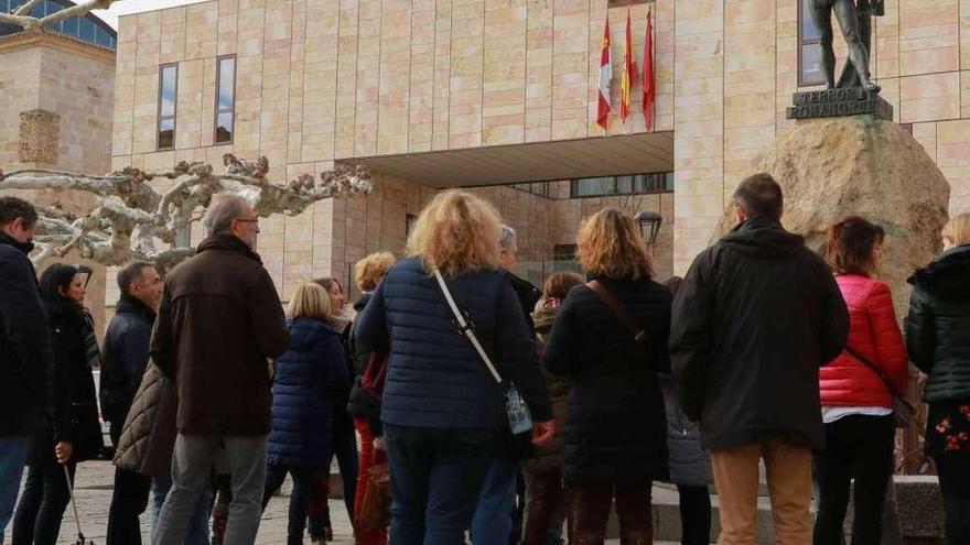 Participantes en la iniciativa junto a la estatua de Viriato.