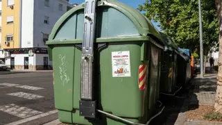 Mérida coloca pegatinas en los contenedores para informar a los vecinos sobre la recogida de utensilios voluminosos