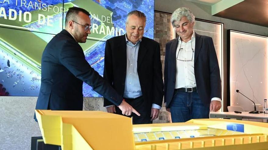 El alcalde de Vila-real, Fernando Roig y el responsable del proyecto, César Azkarate, en la presentación de la maqueta.